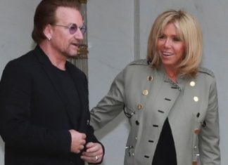 64-летняя супруга президента Франции появилась на публике в ярком мини