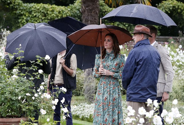 Кейт Миддлтон в платье за 1640 долларов посетила сад, созданный в честь принцессы Дианы  