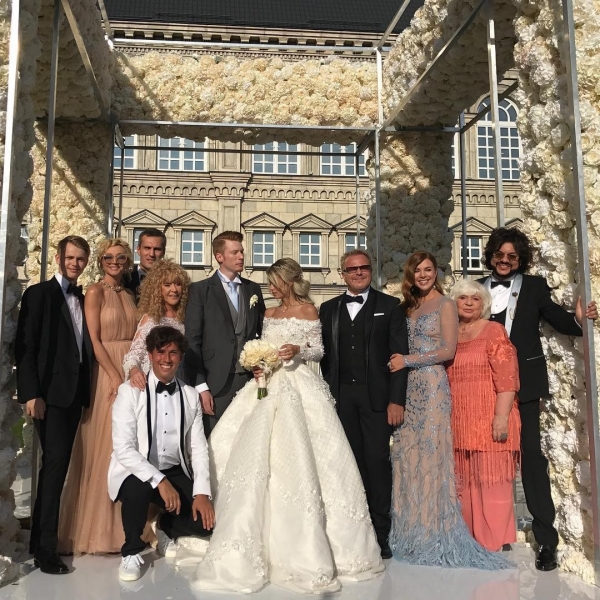 Жена Никиты Преснякова сменила три наряда на свадьбе