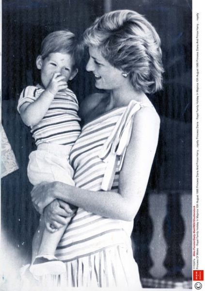 20 лет без Дианы: смотрите редкие семейные фото принцессы 