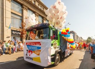 Кличко, трехметровые чипсы и авиашоу: Днепр зрелищно отпраздновал День города