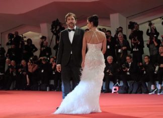 Перья и высокий разрез: Пенелопа Крус в компании мужа Хавьера Бардема произвела фурор