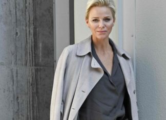 Вопреки дресс-коду: княгиня Шарлен надела платье от Versace с вырезами