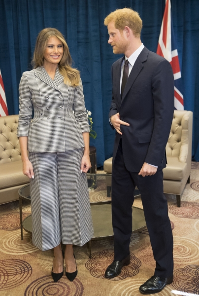 Мелания Трамп в костюме от Dior впервые встретилась с принцем Гарри