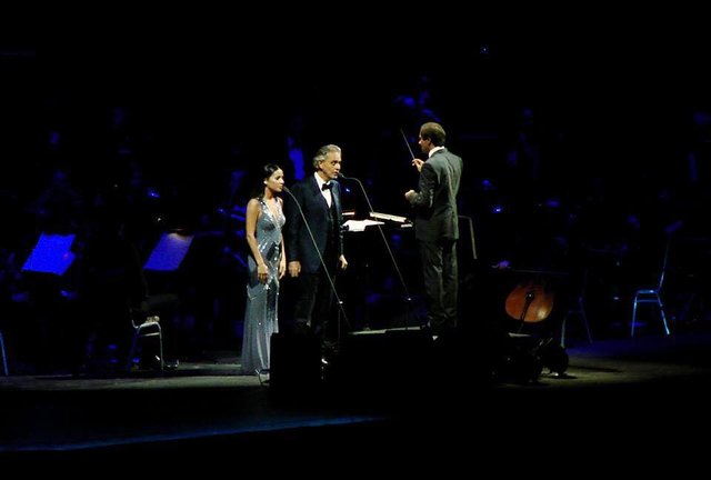 Злата Огневич в эффектном наряде стала специальной гостьей на концерте Андреа Бочелли