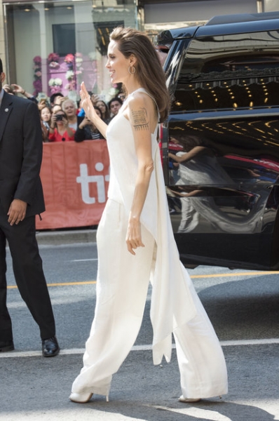 Анджелина Джоли приехала на кинофестиваль в Торонто c детьми и вызвала фурор в белом костюме