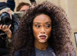 Модель с необычной внешностью пришла на показ Dior в прозрачном комбинезоне