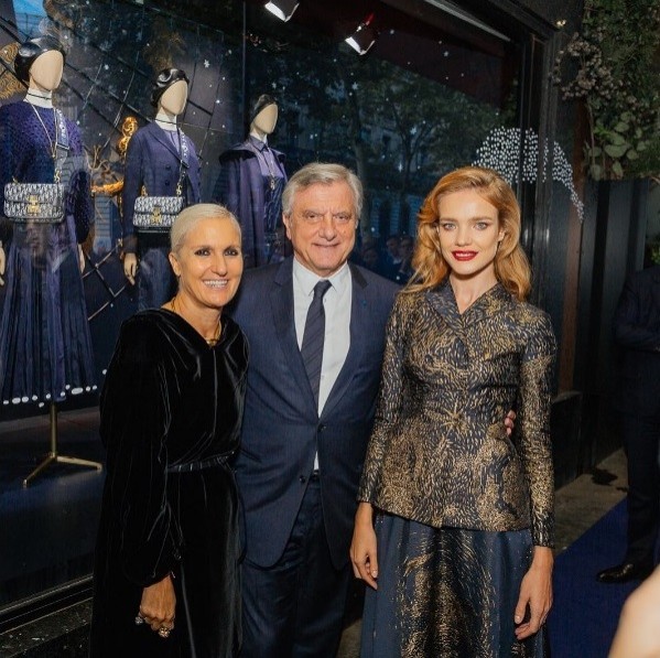 Образ дня: Наталья Водянова в наряде Christian Dior со звездами