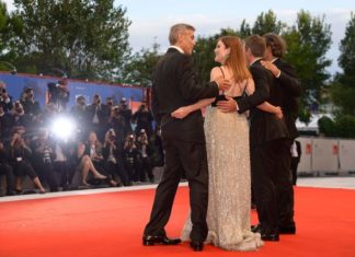 56-летняя Джулианна Мур вышла в свет в платье с глубоким декольте