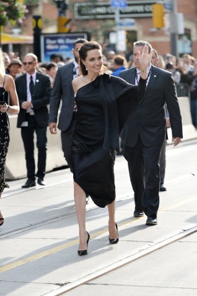Выглядит чудесно: хрупкая Анджелина Джоли позировала с детьми в платье в греческом стиле