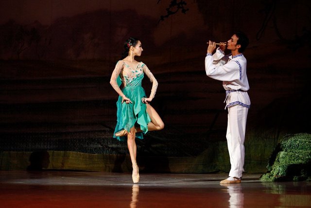 Екатерина Кухар на открытии балетного сезона впечатлила эксклюзивным нарядом 