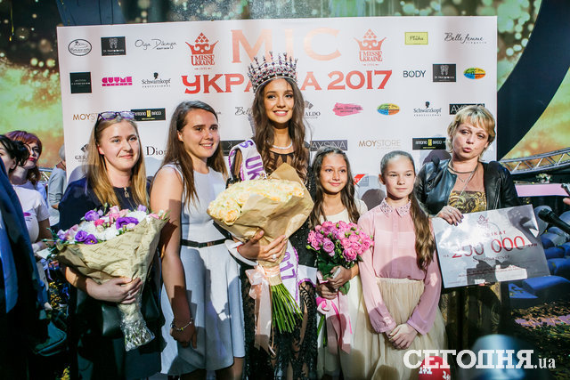 Как выбирали "Мисс Украина-2017": обнаженная активистка Femen, механическая рука и звездные гости