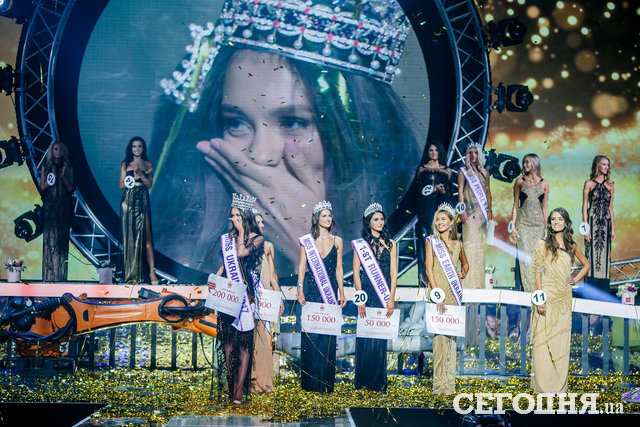 Как выбирали "Мисс Украина-2017": обнаженная активистка Femen, механическая рука и звездные гости