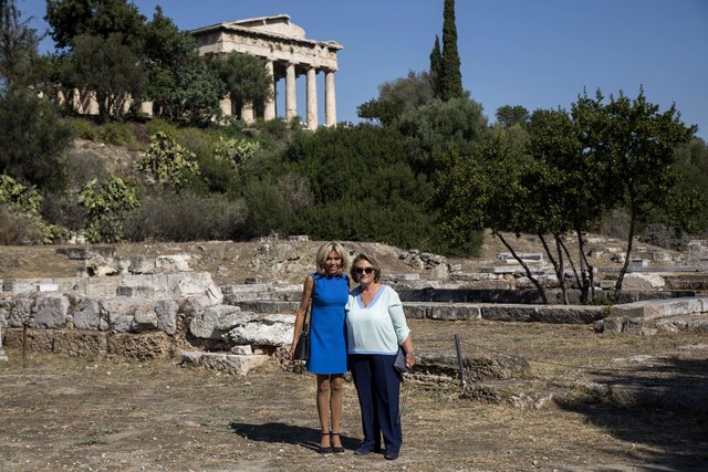Бриджит Макрон в Греции: три ярких образа первой леди Франции