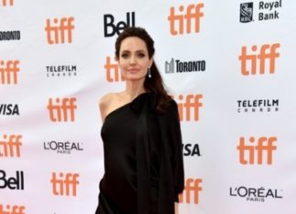 Выглядит чудесно: хрупкая Анджелина Джоли позировала с детьми в платье в греческом стиле