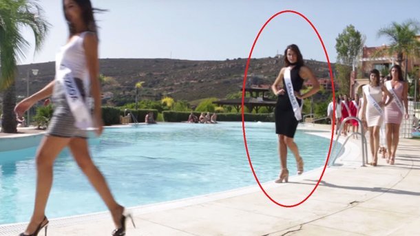 Во время дефиле на конкурсе красоты участница упала в бассейн