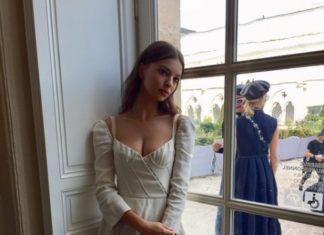 В эффектных платьях и с одинаковыми сумочками: Наталья Водянова и Эмили Ратаковски блистают в Париже