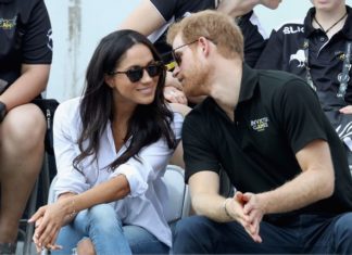 Меган Маркл и принц Гарри впервые появились на публике, держась за руки