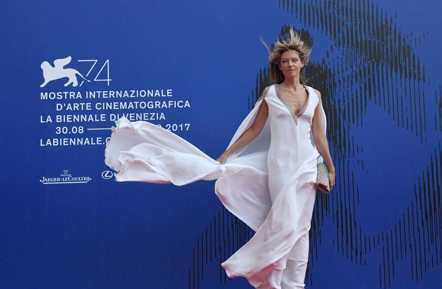 Конфуз на красной дорожке: у бразильской супермодели из-за ветра взлетело платье