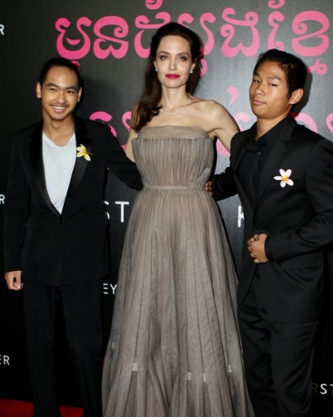 Выглядит шикарно: Анджелина Джоли в Dior произвела фурор
