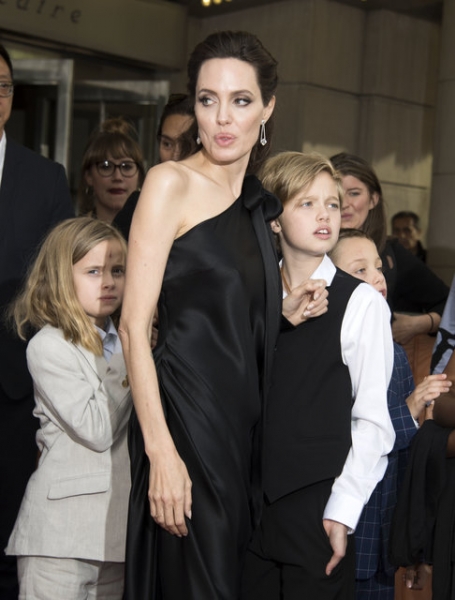 Выглядит чудесно: хрупкая Анджелина Джоли позировала с детьми в платье в греческом стиле