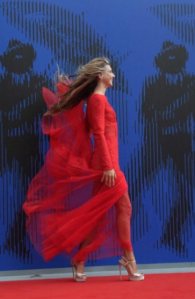 Конфуз на красной дорожке: у бразильской супермодели из-за ветра взлетело платье