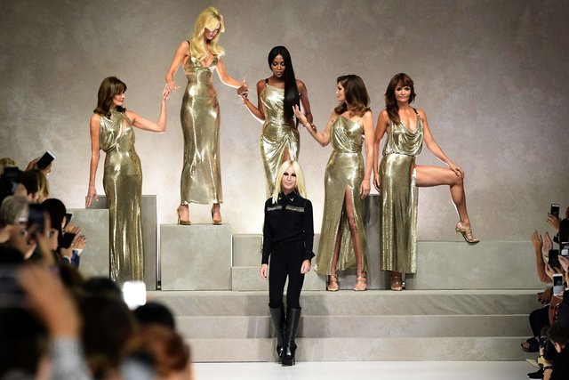 Карла Бруни, Клаудия Шиффер, Наоми Кэмпбелл и Синди Кроуфорд воссоединились на показе Versace