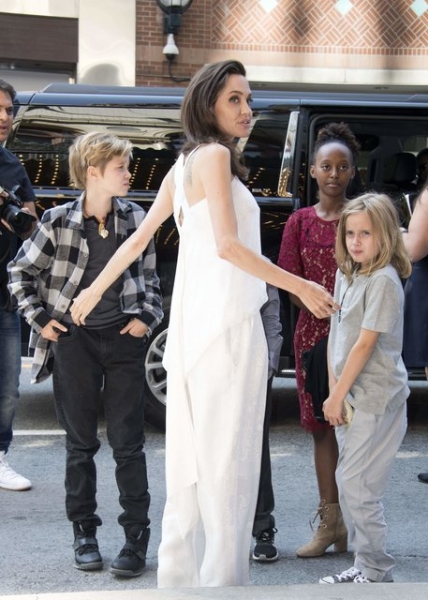Анджелина Джоли приехала на кинофестиваль в Торонто c детьми и вызвала фурор в белом костюме