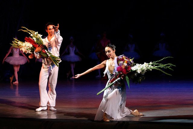 Екатерина Кухар на открытии балетного сезона впечатлила эксклюзивным нарядом 