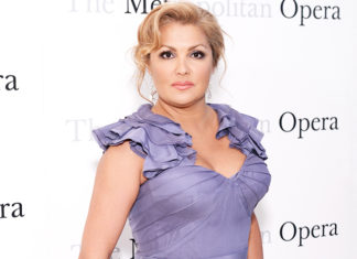 Анна Нетребко перекрасила волосы в зеленый цвет