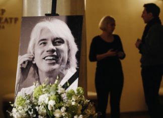 Семья Дмитрия Хворостовского приняла решение удалить запись прощания из Сети