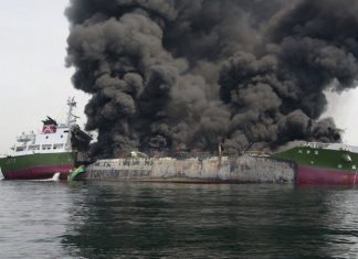 У побережья Японии загорелся танкер