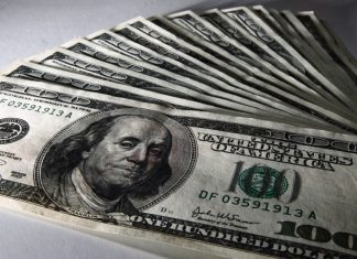 По рублю в день: почему курс доллара продолжает расти