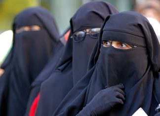 В Дании первых женщин оштрафовали за ношение закрывающей лицо одежды