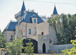 Максим Галкин показал замок, в котором он живёт с примадонной эстрады Аллой Пугачёвой
