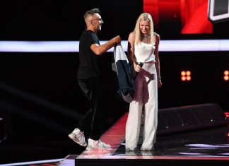 Теперь любит блондинок: Шнуров подарил девушке свою куртку