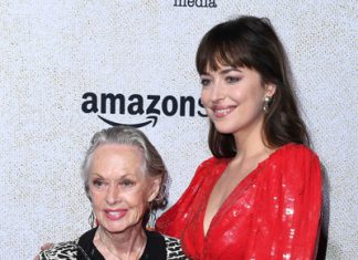 Дакота Джонсон пришла на вечеринку с 88-летней бабушкой