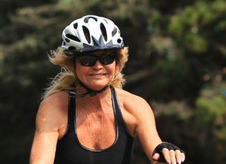 Подтянутая красотка: Голди Хоун на велопрбежке, и это в 72 года