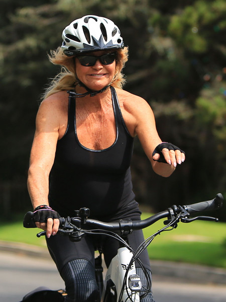 Подтянутая красотка: Голди Хоун на велопрбежке, и это в 72 года