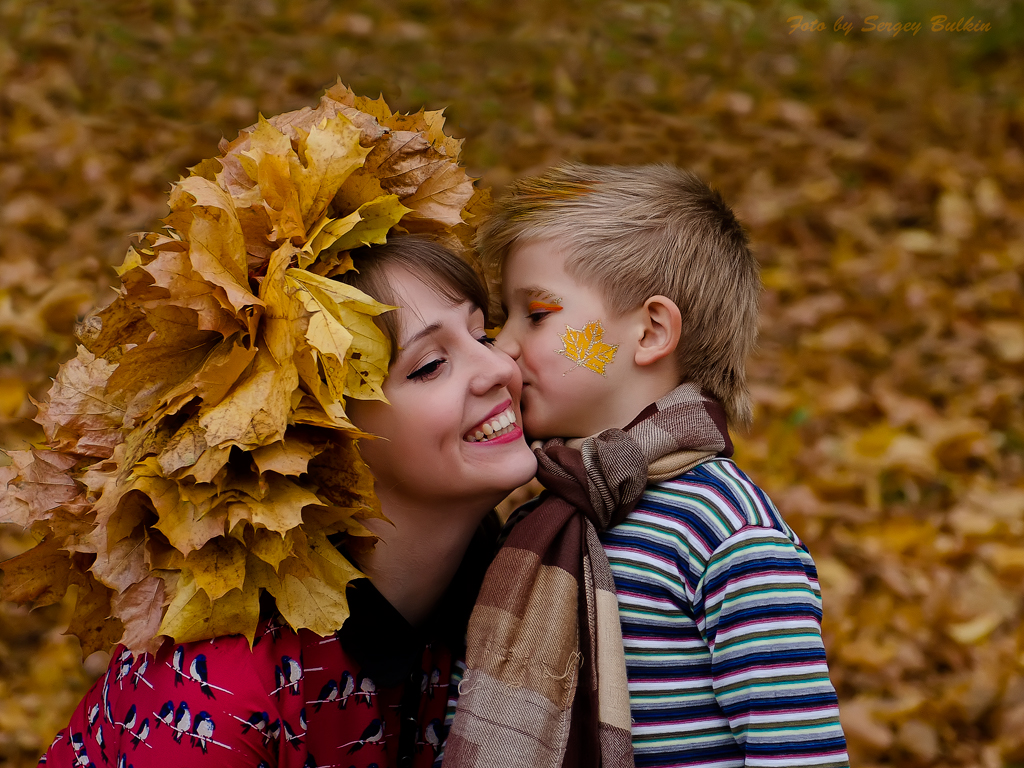 День матери мальчишек. Осенняя фотосессия детей. Осень для детей. Женщина с детьми осенний. Мама с малышом осень.