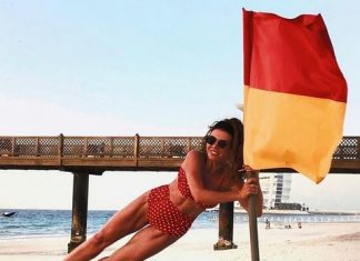 Увлеклась фотошопом: Седокова нарисовала мускулистые ноги