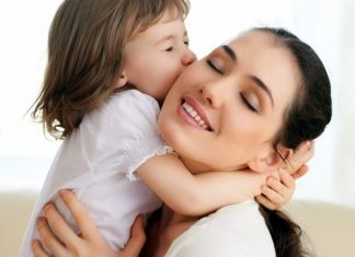 Поздравьте свою маму с Днем матери 2018: самые лучшие поздравления, стихи и открытки