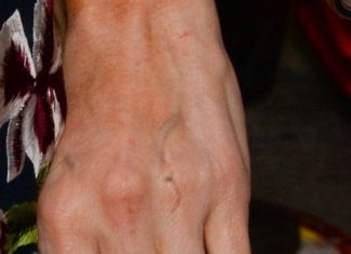 Экс-жених Пэрис Хилтон требует вернуть кольцо за 2 миллиона, которое он не покупал