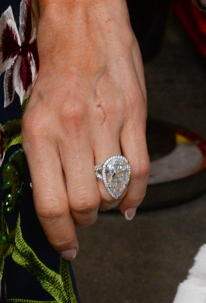 Экс-жених Пэрис Хилтон требует вернуть кольцо за 2 миллиона, которое он не покупал