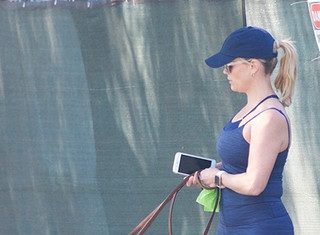 Вся в складках: Риз Уизерспун стала похожа на своего бульдога