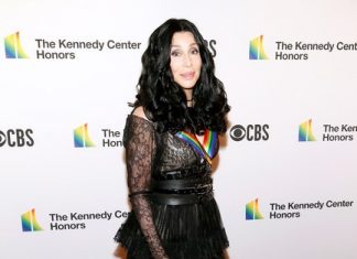 В 72 года Шер позволяет себе глубокое декольте