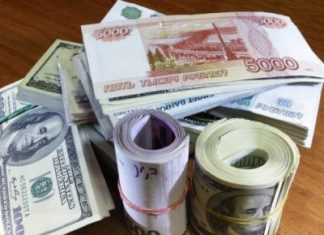 Курс рубля стабилизировался, эксперты озвучили свои прогнозы по валютам