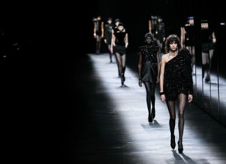 Объемные плечи, неоновые платья и Катрин Денев на шоу Saint Laurent