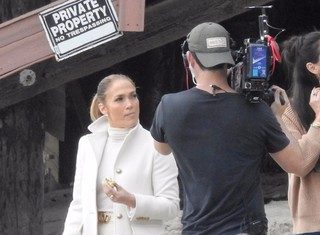 Туфли жмут: 20 звезд, которые разулись на публике