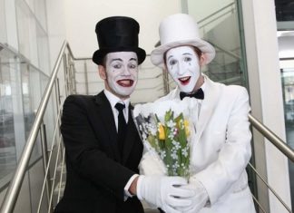 Как оригинально поздравить женщин с 8 марта на работе